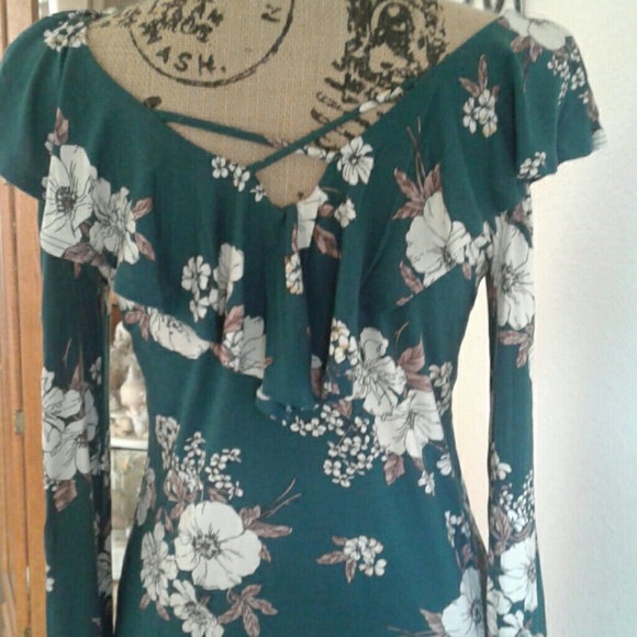 Soprano floral shoulder cutout top NWOT - Picture 4 of 5